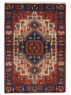 Tappeto persiano Gorghedari con medaglione geometrico centrale rosso e blu, e intricati dettagli floreali geometrici e stilizzati su sfondo bianco e rosso, con spesso bordo blu.