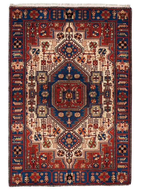 Tappeto persiano Gorghedari con medaglione geometrico centrale rosso e blu, e intricati dettagli floreali geometrici e stilizzati su sfondo bianco e rosso, con spesso bordo blu.