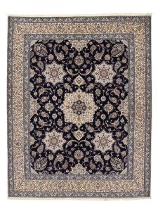 Tappeto persiano nain habibian con medaglione centrale e intricati dettagli decorativi floreali su campo blu scuro e spesso bordo