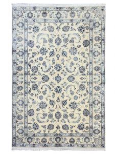 Tappeto persiano nain con intricati dettagli decorativi floreali blu e azzurri su campo bianco e spesso bordo