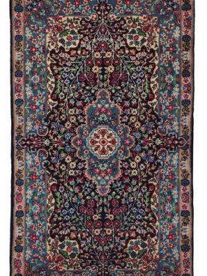Tappeto orientale bercana con medaglione centrale e intricati dettagli decorativi floreali sul campo blu e il bordo violetto