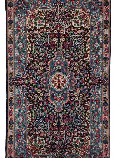 Tappeto orientale bercana con medaglione centrale e intricati dettagli decorativi floreali sul campo blu e il bordo violetto