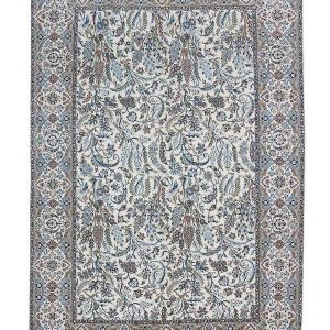 Tappeto persiano nain shisla con intricati dettagli decorativi floreali blu e azzurri su campo bianco e spesso bordo