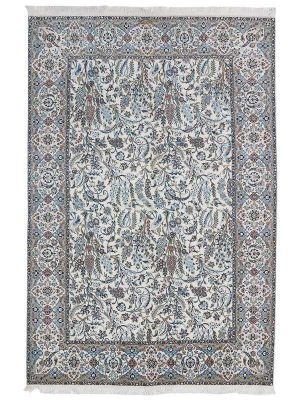 Tappeto persiano nain shisla con intricati dettagli decorativi floreali blu e azzurri su campo bianco e spesso bordo