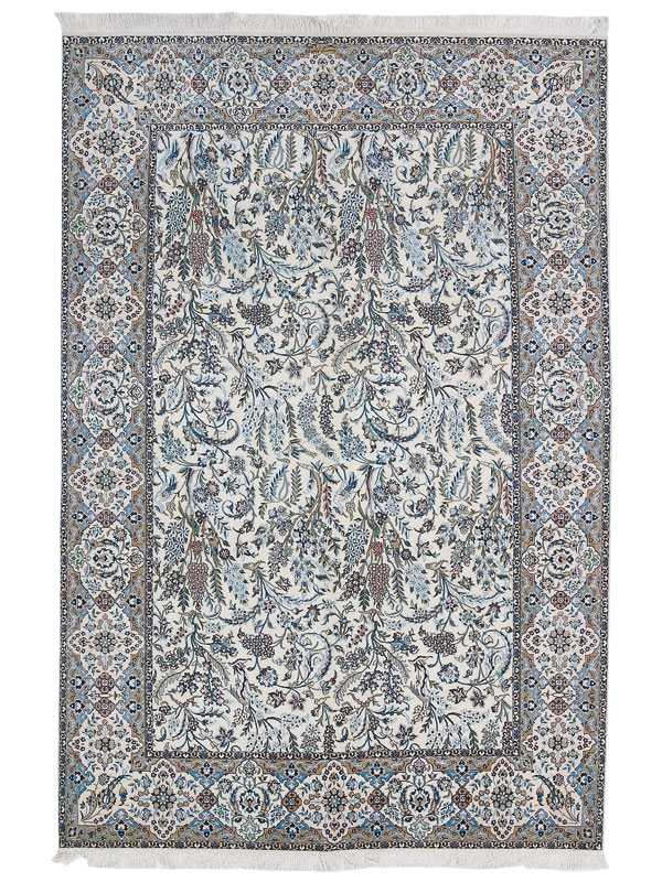 Tappeto persiano nain shisla con intricati dettagli decorativi floreali blu e azzurri su campo bianco e spesso bordo