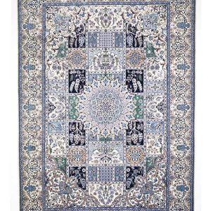 Tappeto persiano nain shisla, con medaglione centrale a forma di flore e intricati dettagli decorativi floreali, su campo a rettangoli blu, azzurri e bianchi, con spesso bordo bianco e intricati dettagli azzurri