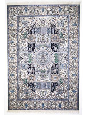 Tappeto persiano nain shisla, con medaglione centrale a forma di flore e intricati dettagli decorativi floreali, su campo a rettangoli blu, azzurri e bianchi, con spesso bordo bianco e intricati dettagli azzurri