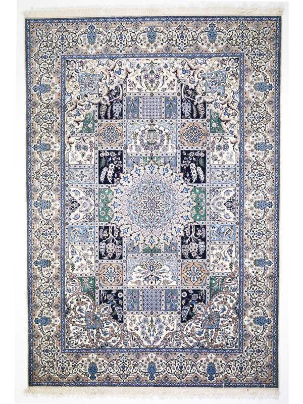 Tappeto persiano nain shisla, con medaglione centrale a forma di flore e intricati dettagli decorativi floreali, su campo a rettangoli blu, azzurri e bianchi, con spesso bordo bianco e intricati dettagli azzurri