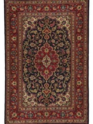 Tappeto persiano qum shareza con medaglione centrale rosso su sfondo blu, e intricati motivi decorativi a tutto campo e sullo spesso bordo