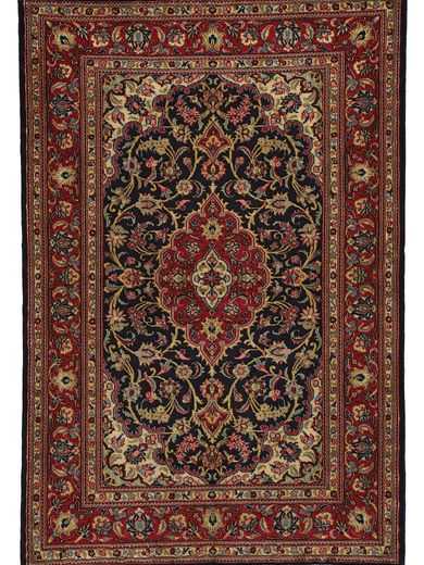 Tappeto persiano qum shareza con medaglione centrale rosso su sfondo blu, e intricati motivi decorativi a tutto campo e sullo spesso bordo