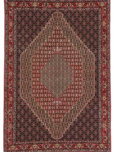 Tappeto persiano Sanandaj con medaglione centrale geometrico a rombo, su sfondo rosso, e motivi decorativi a rombi, herati e boteh a tutto campo