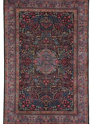 Tappeto orientale bercana con medaglione centrale e intricati dettagli decorativi floreali sul campo blu e lo spesso bordo violetto