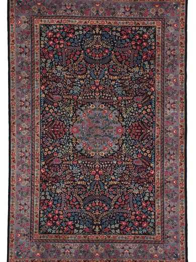 Tappeto orientale bercana con medaglione centrale e intricati dettagli decorativi floreali sul campo blu e lo spesso bordo violetto