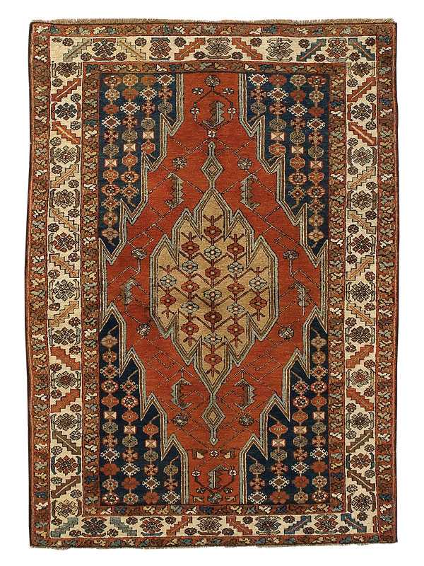Tappeto Mazlagan antico con medaglione centrale beige decorato con motivi decorativi floreali stilizzati, e decorazioni stilizzate sul campo blu e rosso e sul bordo bianco del tappeto