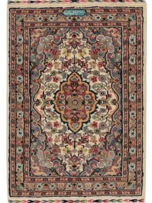 Tappeto persiano originale multan, con medaglione centrale e intricati motivi decorativi floreali su tutto il campo e il bordo del tappeto