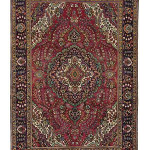 tappeto persiano tabriz con medaglione centrale e intricate decorazioni floreali e su sfondo rosso e con spesso bordo.
