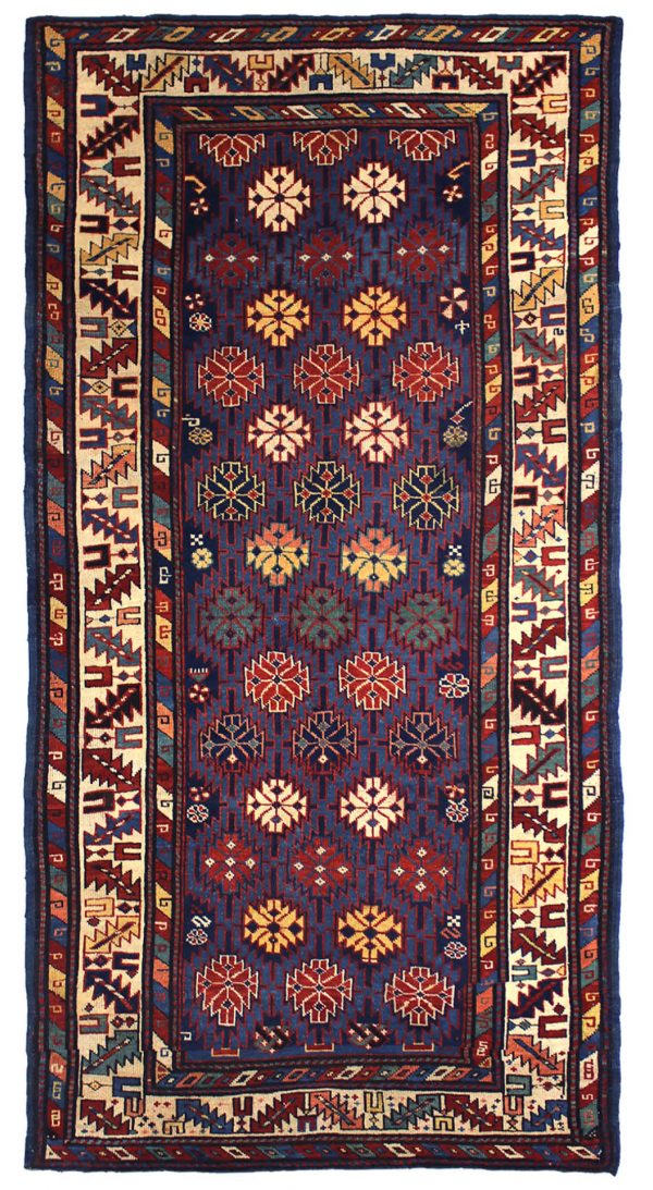 tappeto caucasico kazak antico, con motivi decorativi geometrici astratti a tutto campo e spesso bordo