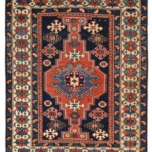 Tappeto caucasico antico Shirvan, con medaglione centrale decorato a motivi floreali geometrici e spesso bordo triplo, decorato con motivi floreali geometrici e lineari, nei colori rosso, bianco e azzurro