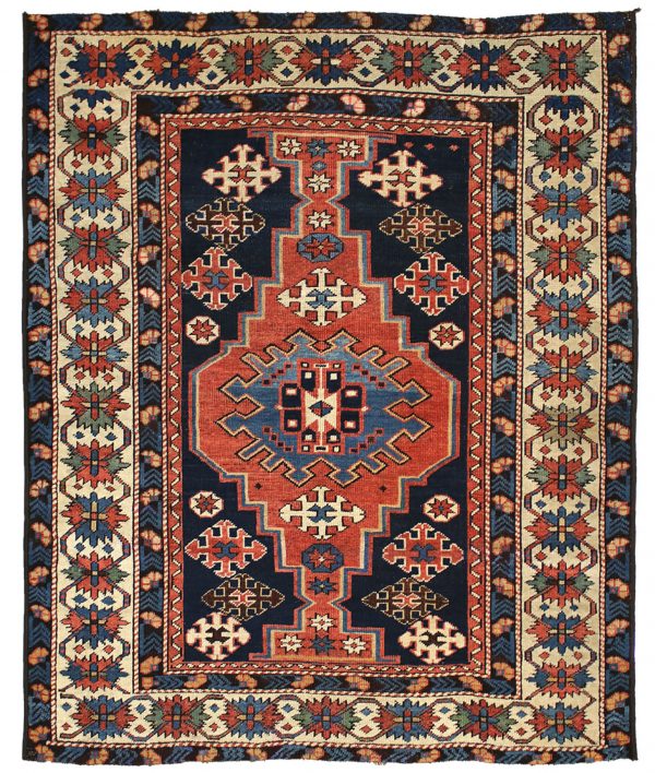 Tappeto caucasico antico Shirvan, con medaglione centrale decorato a motivi floreali geometrici e spesso bordo triplo, decorato con motivi floreali geometrici e lineari, nei colori rosso, bianco e azzurro
