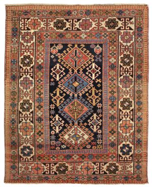Tappeto shirvan antico con quattro medaglioni geometrici uncinati centrali rossi, blu e gialli su sfondo nero e decorazioni geometriche floreali e astratte. Presenta uno spesso bordo con motivi decorativi geometrici e floreali gialli, neri e azzurri su sfondo rosso