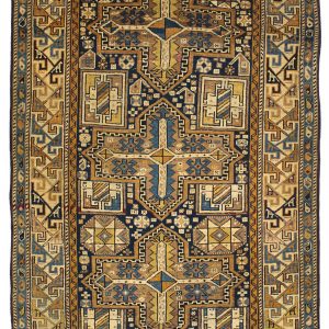 Tappeto persiano antico shirvan con triplo medaglione centrale geometrico e lineare giallo e marrone su sfondo blu, e decorazioni geometriche e lineari a tutto campo. Presenta uno spesso bordo triplo