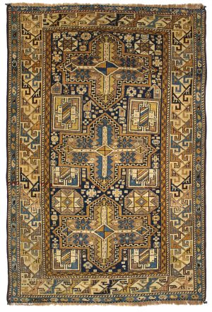 Tappeto persiano antico shirvan con triplo medaglione centrale geometrico e lineare giallo e marrone su sfondo blu, e decorazioni geometriche e lineari a tutto campo. Presenta uno spesso bordo triplo