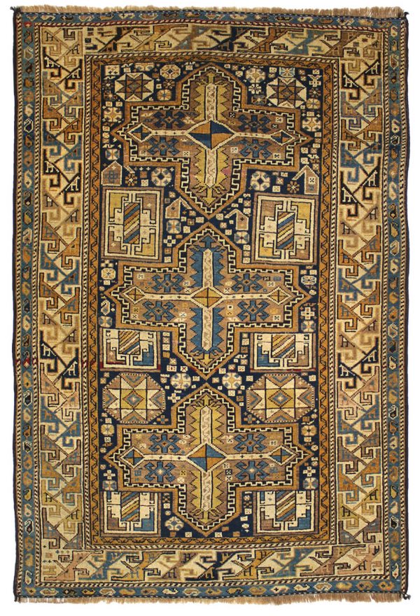 Tappeto persiano antico shirvan con triplo medaglione centrale geometrico e lineare giallo e marrone su sfondo blu, e decorazioni geometriche e lineari a tutto campo. Presenta uno spesso bordo triplo
