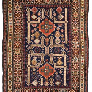 Tappeto persiano antico shirvan kalekashl con medaglione centrale geometrico e decorazioni geometriche astratte e uncinate su sfondo blu, e spesso bordo triplo