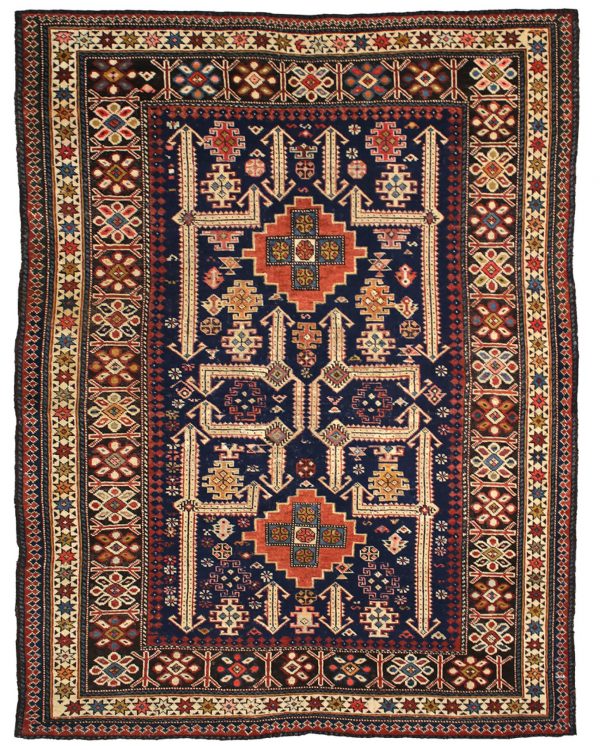 Tappeto persiano antico shirvan kalekashl con medaglione centrale geometrico e decorazioni geometriche astratte e uncinate su sfondo blu, e spesso bordo triplo