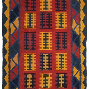 Tappeto classico kilim kashmir artorient con motivi decorativi geometrici uncinati gialli e blu su sfondo rosso, e spesso bordo a triangoli