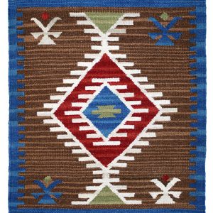 Tappeto contemporaneo kilim artorient con medaglione centrale a rombo rosso, campo marrone e spesso bordo blu