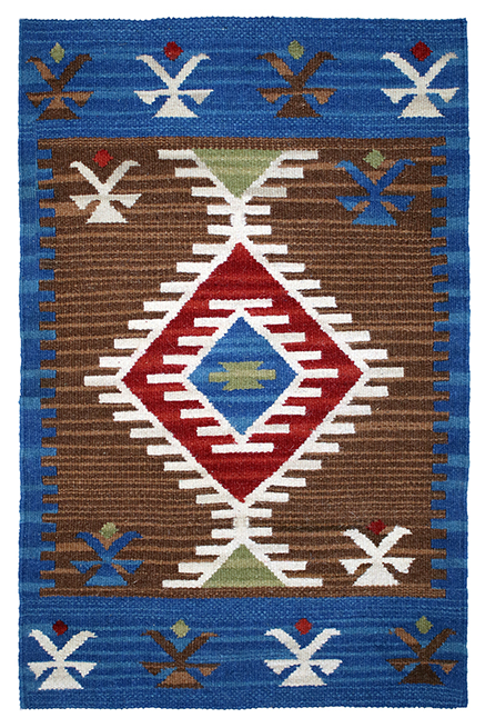 Tappeto contemporaneo kilim artorient con medaglione centrale a rombo rosso, campo marrone e spesso bordo blu