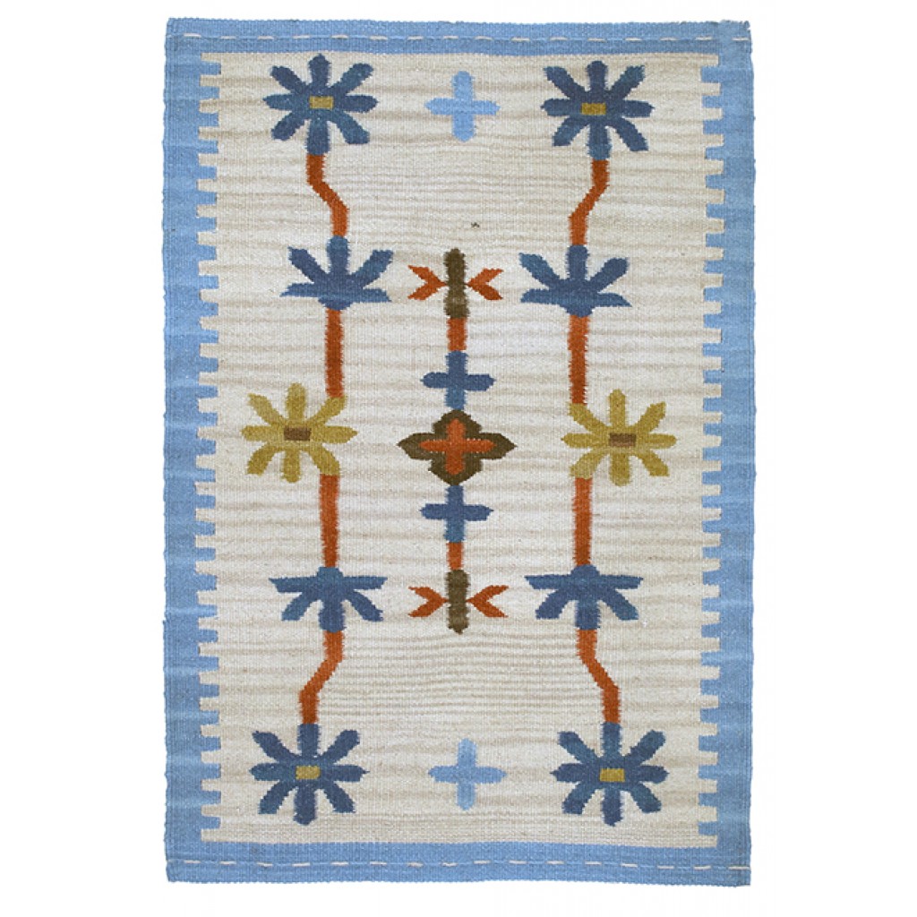 Tappeto contemporaneo kilim artorient con decorazioni geometriche floreali a tutto campo su sfondo bianco con cornice azzurra