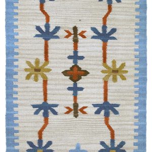 Tappeto contemporaneo kilim artorient con decorazioni geometriche floreali a tutto campo su sfondo bianco con cornice azzurra