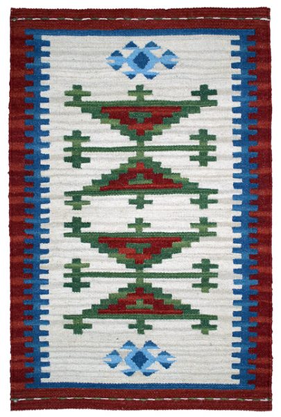 Tappeto contemporaneo kilim artorient con medaglione centrale astratto verde e rosso su sfondo bianco