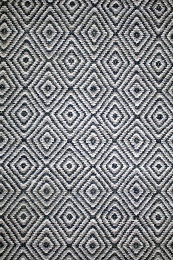 Tappeto contemporaneo Artorient della collezione Arazi Flat, nero, grigio e bianco con decorazioni geometriche a rombo, dettaglio