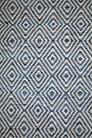 Tappeto contemporaneo Artorient della collezione Arazi Flat, grigio e bianco con decorazioni geometriche a rombi azzurri, grigi e bianchi, dettaglio