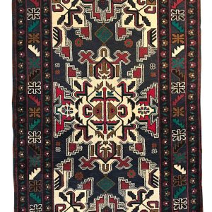tappeto classico Tribal sottile, di piccole dimensioni, con disegni geometrici tribali marroni, rossi e verdi su sfondo bianco e grigio, e spesso bordo con decorazioni floreali astratte
