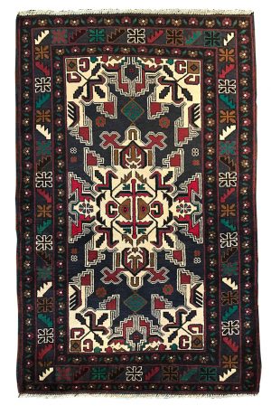 tappeto classico Tribal sottile, di piccole dimensioni, con disegni geometrici tribali marroni, rossi e verdi su sfondo bianco e grigio, e spesso bordo con decorazioni floreali astratte