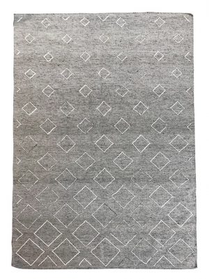 Tappeto kilim contemporaneo Artorient della collezione Arazi Home Graff, a tessitura piatta e con ricamo in rilievo eseguito con tecnica sumak, grigio con decorazioni geometriche a forma di rombo argentate