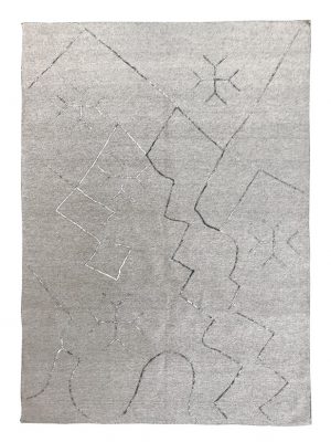 Tappeto kilim contemporaneo Artorient della collezione Arazi Home Graff, a tessitura piatta e con ricamo in rilievo eseguito con tecnica sumak, grigio con decorazioni geometriche astratte argento