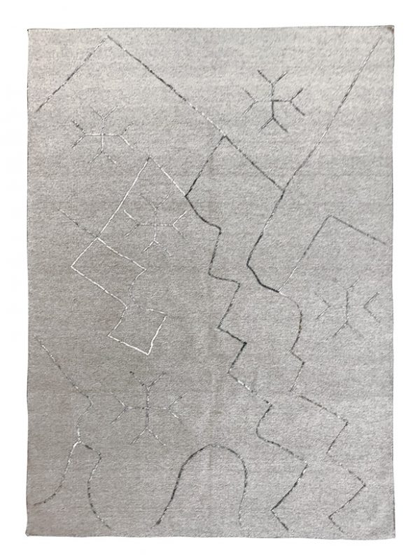 Tappeto kilim contemporaneo Artorient della collezione Arazi Home Graff, a tessitura piatta e con ricamo in rilievo eseguito con tecnica sumak, grigio con decorazioni geometriche astratte argento