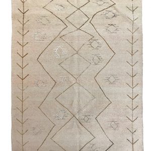 Tappeto kilim contemporaneo Artorient della collezione Arazi Home Graff, a tessitura piatta e con ricamo in rilievo eseguito con tecnica sumak, beige con decorazioni geometriche astratte grigie e marroni