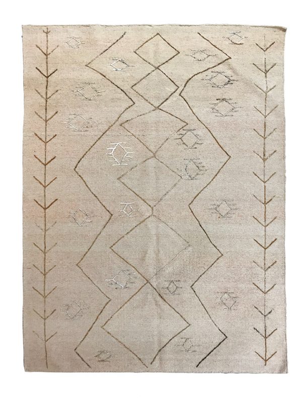 Tappeto kilim contemporaneo Artorient della collezione Arazi Home Graff, a tessitura piatta e con ricamo in rilievo eseguito con tecnica sumak, beige con decorazioni geometriche astratte grigie e marroni