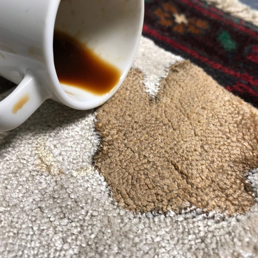 macchia di caffè sul tappeto: meglio affidare la pulizia ai professionisti di Artorient
