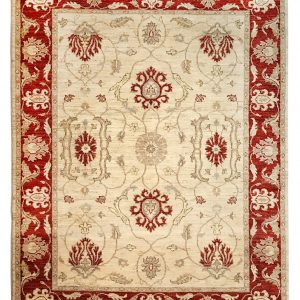 Tappeto decorativo herati con medaglione centrale su sfondo crema, con spesso bordo e decorazioni floreali rosse