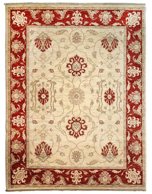 Tappeto decorativo herati con medaglione centrale su sfondo crema, con spesso bordo e decorazioni floreali rosse