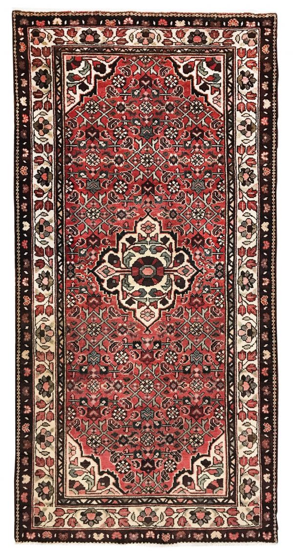 Tappeto classico hosseinabad con medaglione centrale bianco su sfondo rosso e intricati motivi decorativi floreali geometrici