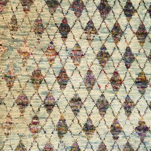 tappeto contemporaneo Artorient della collezione Arazi Home con decorazioni a rombi arcobaleno su sfondo bianco