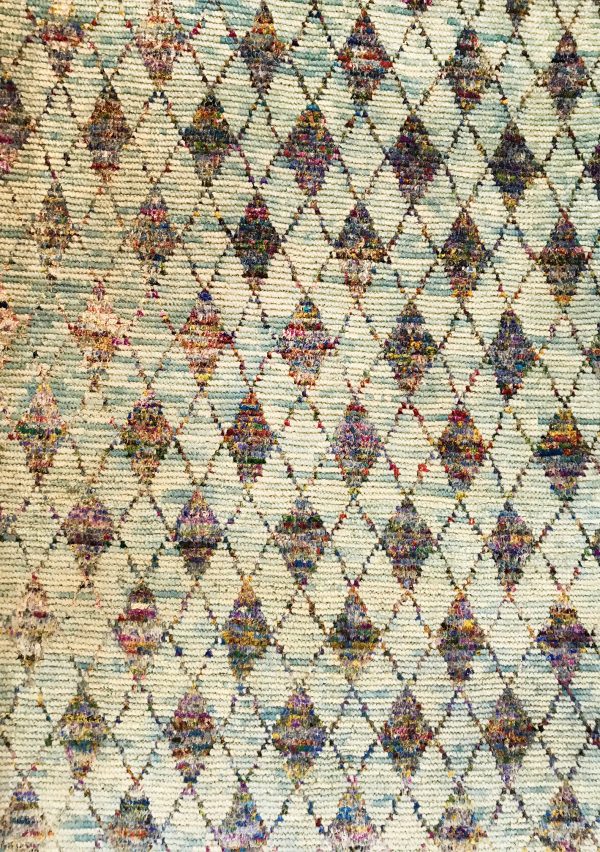 tappeto contemporaneo Artorient della collezione Arazi Home con decorazioni a rombi arcobaleno su sfondo bianco